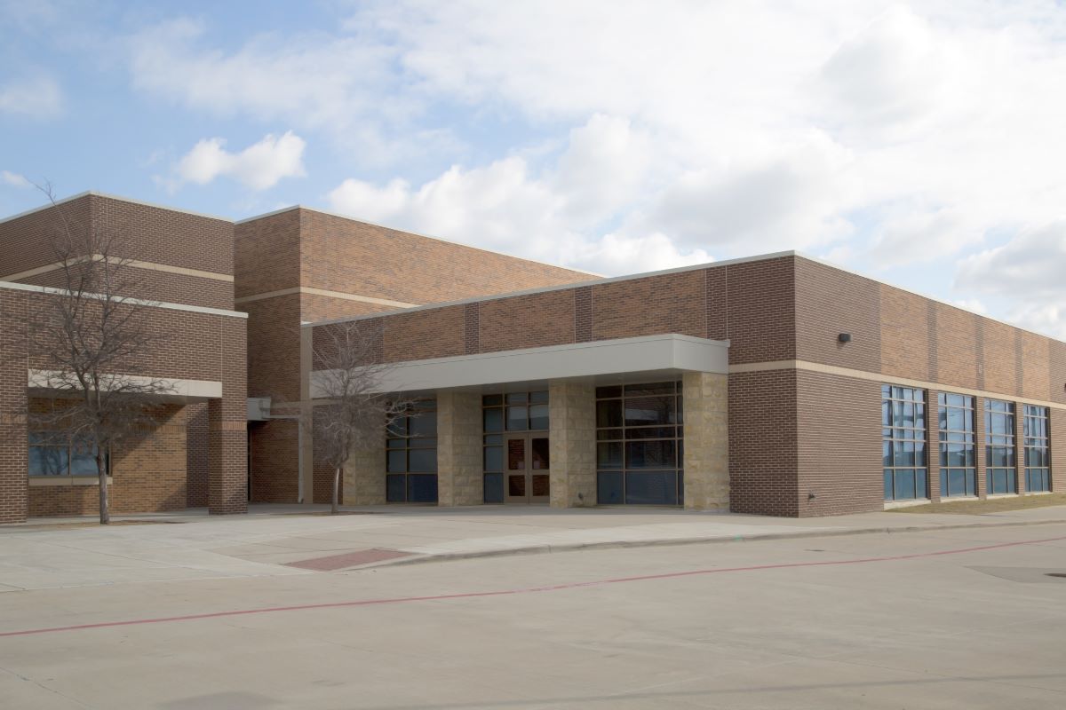 Pros and Cons of Bulletproof Windows in Schools